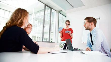 In Meetings kommen Introvertierte häufig kaum zu Wort. Während sich die Extrovertierten die Bälle zuspielen, sind sie oft zu zaghaft.