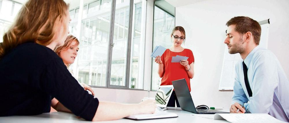 In Meetings kommen Introvertierte häufig kaum zu Wort. Während sich die Extrovertierten die Bälle zuspielen, sind sie oft zu zaghaft.