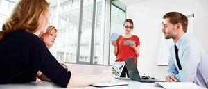 In Meetings kommen Introvertierte häufig kaum zu Wort. Während sich die Extrovertierten die Bälle zuspielen, sind sie oft zu zaghaft.