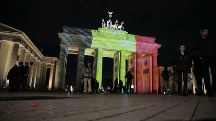 Das Brandenburger Tor in den Farben der belgischen Trikolore angestrahlt. 