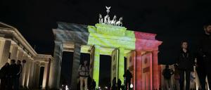 Das Brandenburger Tor in den Farben der belgischen Trikolore angestrahlt. 
