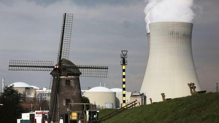 Dieses Bild zeigt das Atomkraftwerk Doel in Belgien. Es war anfangs mit der Meldung über den Tod eines Mitarbeiters in Verbindung gebracht worden. Das stellte sich als falsch heraus.