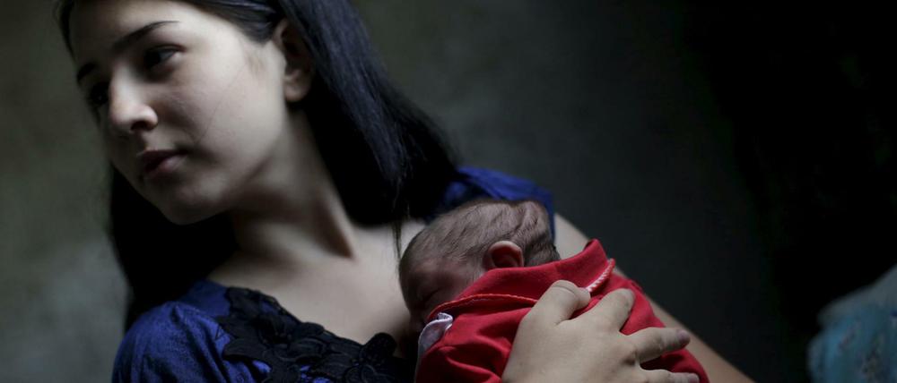 Risiko. Die Statistiken weisen daraufhin, dass die meisten Mütter betroffener Babys zwischen der 14. und 17. Woche mit Zika infiziert waren. Dies sei jedoch nur eine Korrelation, betonen die Forscher.