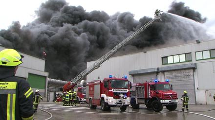 Feuerwehrmänner löschen am Montag einen Brand auf dem Gelände des Geflügelproduzenten Wiesenhof in Lohne (Niedersachsen).