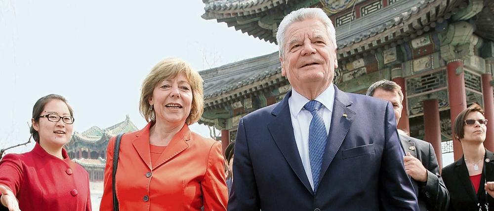 Am Sommerpalast. Daniela Schadt und Joachim Gauck in Peking.