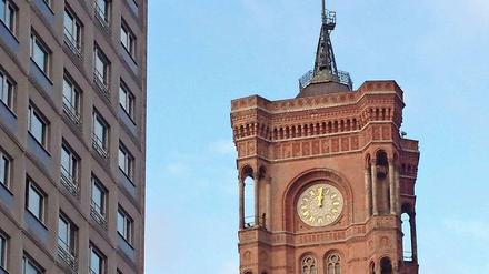 Kurz nach Zwölf. Und das seit Tagen. Die Uhr am Roten Rathaus ist kaputt.