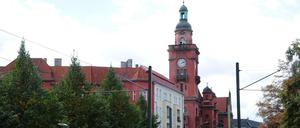 Blick in die Breite Straße mit Rathaus Pankow im Hintergrund.