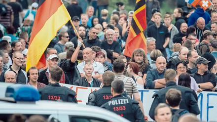 Anti-Asyl-Kundgebung Ende Juni 2015 vor der Flüchtlingsunterkunft im ehemaligen Leonardo-Hotel in Freital