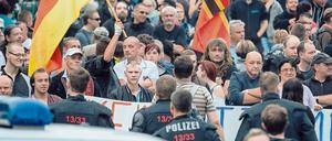 Anti-Asyl-Kundgebung Ende Juni 2015 vor der Flüchtlingsunterkunft im ehemaligen Leonardo-Hotel in Freital