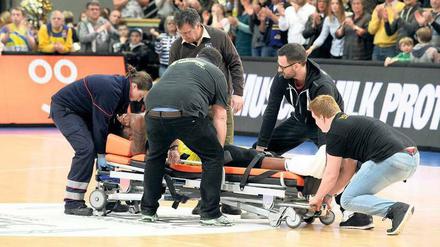 Von der Halle auf die Intensivstation. Center D. J. Covington zog sich in Bamberg eine Knieluxation zu. Ob er jemals wieder Basketball spielen kann, ist unklar. 