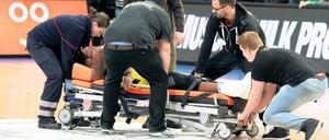 Von der Halle auf die Intensivstation. Center D. J. Covington zog sich in Bamberg eine Knieluxation zu. Ob er jemals wieder Basketball spielen kann, ist unklar. 