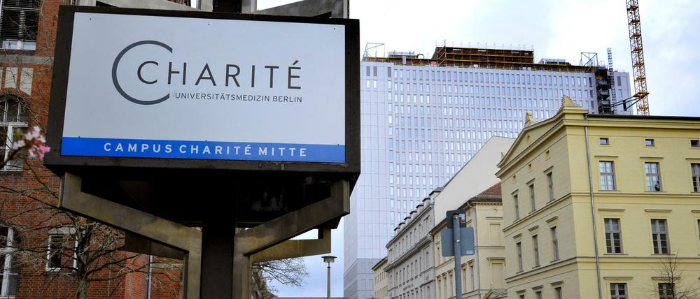 Wird schöner. Der Bettenturm der Charité in der Luisenstraße in Mitte wird seit 2014 saniert, die Klinik insgesamt aufgerüstet.