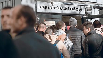 Die Warteschlangen am Lageso in der Turmstraße sind nicht mehr so lang. Jetzt wurden versehentlich Termine an den Osterfeiertagen vergeben.