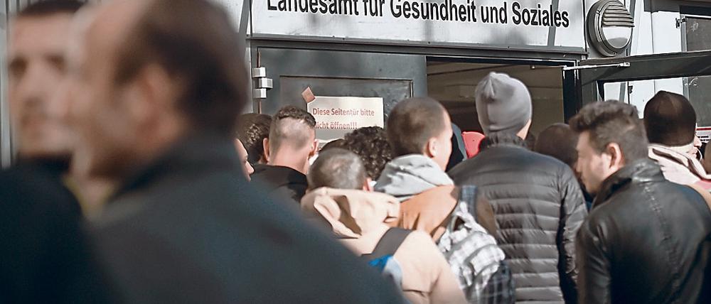 Die Warteschlangen am Lageso in der Turmstraße sind nicht mehr so lang. Jetzt wurden versehentlich Termine an den Osterfeiertagen vergeben.