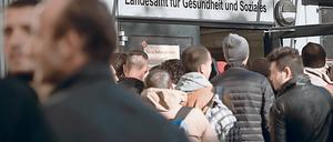 Die Warteschlangen am Lageso in der Turmstraße sind nicht mehr so lang. Jetzt wurden versehentlich Termine an den Osterfeiertagen vergeben.