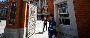 In Japan sind erneut zwei Mörder hingerichtet worden. Hier ein Bild vom Eingang des Justiz-Ministerium in Tokio.