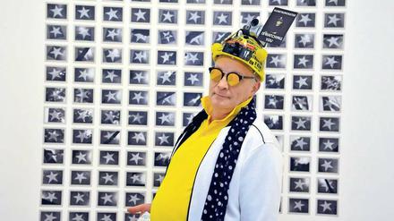 Wenn Kunst Zirkus ist, ist dieser Mann ihr Direktor. Konstantin Schneider stellt sich gern vor Werke wie Peggy Buths Hollywood-Sterne. 