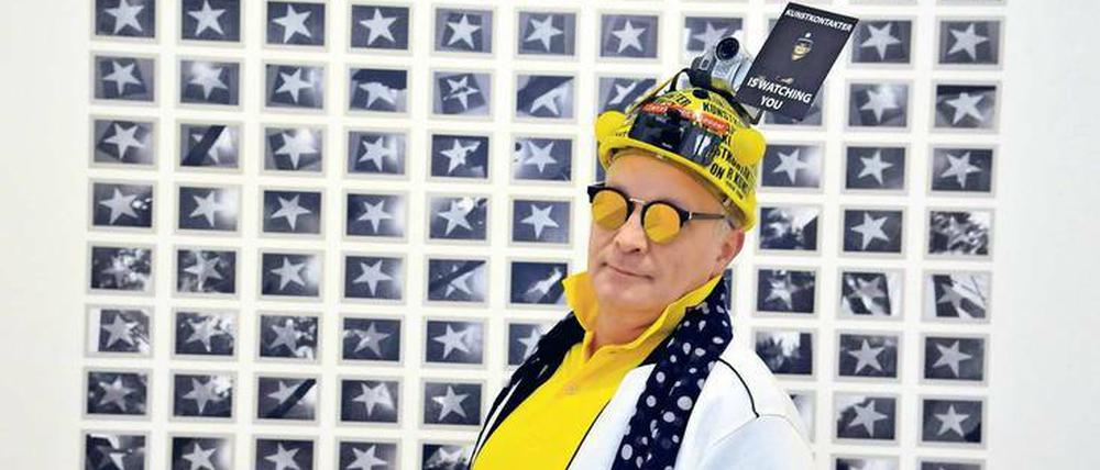 Wenn Kunst Zirkus ist, ist dieser Mann ihr Direktor. Konstantin Schneider stellt sich gern vor Werke wie Peggy Buths Hollywood-Sterne.