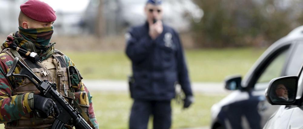 Ein belgischer Soldat bei Autokontrollen in Brüssel.