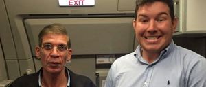 Der schottische Tourist Ben Innes hat es geschafft, ein Foto mit dem Flugzeugentführer zu machen. Geschossen hat das Bild die Stewardess.