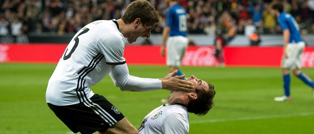 Einen Satz heiße Ohren? Den hatte sich Torschütze Mario Götze (r) eigentlich nicht verdient. Aber der Thomas Müller hat nur Spaß.