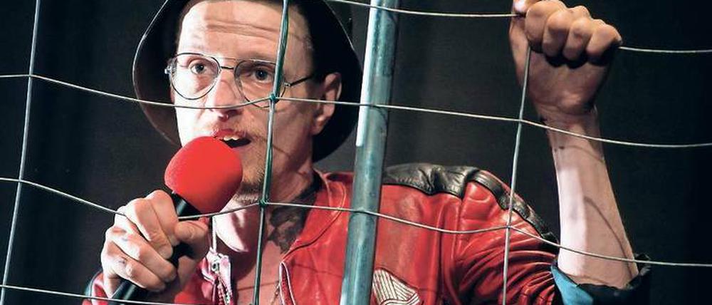 Wer einmal am Metallzaun hängt. Alexander Scheer in der Rolle des Iwan in „Exodus“.