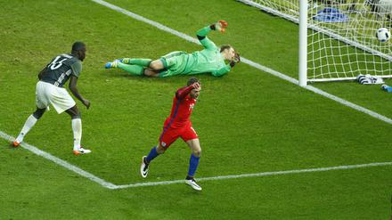 Da war er drin. Vardy macht das 2:2 für die Engländer.