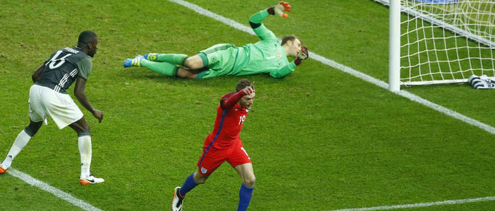 Da war er drin. Vardy macht das 2:2 für die Engländer.