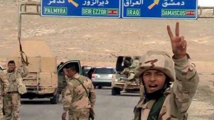 Dieses Foto soll syrische Soldaten zeigen, die auf Palmyra vorrücken. 