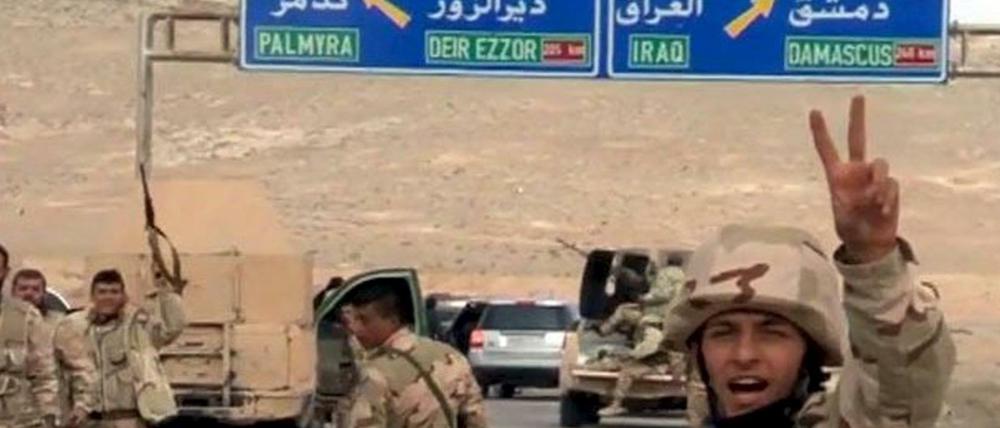 Dieses Foto soll syrische Soldaten zeigen, die auf Palmyra vorrücken. 