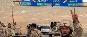 Dieses Foto soll syrische Soldaten zeigen, die auf Palmyra vorrücken. 