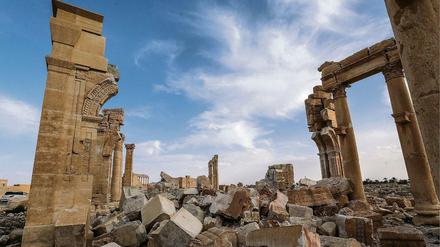 Der zerstörte große Torbogen an der Prachtstraße von Palmyra.