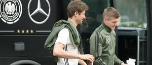Weg vom Trainingsplatz, hin zur PK. Müller (li.) und Kroos.