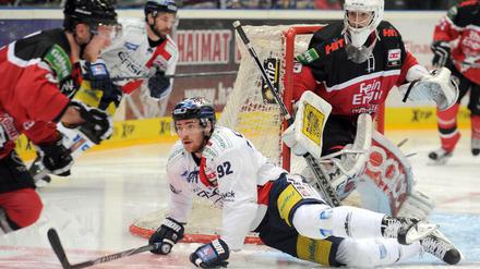 Nicht zu glauben. Marcel Noebels (Bildmitte) und die Eisbären Berlin müssen noch einmal gegen die Kölner Haie ran.