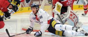 Nicht zu glauben. Marcel Noebels (Bildmitte) und die Eisbären Berlin müssen noch einmal gegen die Kölner Haie ran.