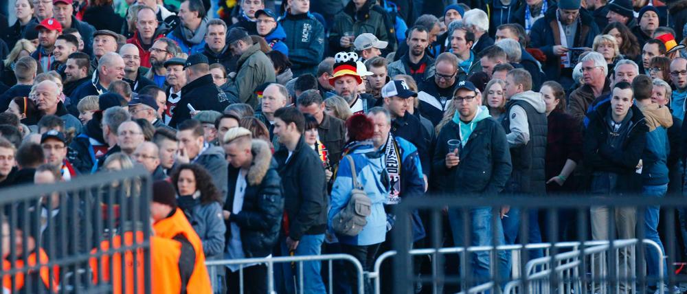 Lange Schlangen bildeten sich schon mehrere Stunden vor dem Anpfiff am Olympiastadion. 