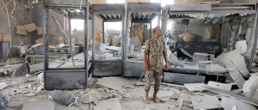 Ein syrischer Soldat im National-Museum von Palmyra, das von den Terroristen des Islamischen Staates geplündert worden ist. Dennoch halten die syrischen Experten die Schäden für kleiner als befürchtet.