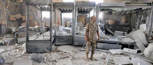 Ein syrischer Soldat im National-Museum von Palmyra, das von den Terroristen des Islamischen Staates geplündert worden ist. Dennoch halten die syrischen Experten die Schäden für kleiner als befürchtet. 