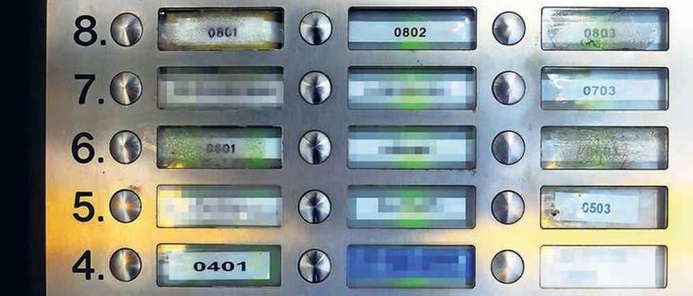 Klingelingeling – Kontrolle! Mancherorts wie an dieser Tür in  Mitte haben Vermieter von Ferienwohnungen nur noch Nummern an die Klingelschilder geschrieben, um es den Gästen einfacher zu machen.