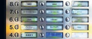 Klingelingeling – Kontrolle! Mancherorts wie an dieser Tür in Mitte haben Vermieter von Ferienwohnungen nur noch Nummern an die Klingelschilder geschrieben, um es den Gästen einfacher zu machen.