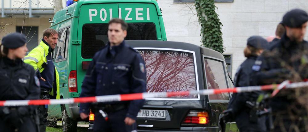Ein Leichenwagen fährt am Dienstag in Bergheim (Nordrhein-Westfalen) zu einem Tatort. In einem Schwimmbad in Bergheim bei Köln sind drei tote Menschen gefunden worden.