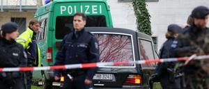 Ein Leichenwagen fährt am Dienstag in Bergheim (Nordrhein-Westfalen) zu einem Tatort. In einem Schwimmbad in Bergheim bei Köln sind drei tote Menschen gefunden worden.