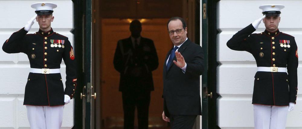 Frankreichs Präsident François Hollande - hier am Donnerstag beim Eintreffen zu einem Arbeitsessen beim Atomgipfel im Weißen Haus - steht im eigenen Land und in der eigenen Partei schwer unter Druck.