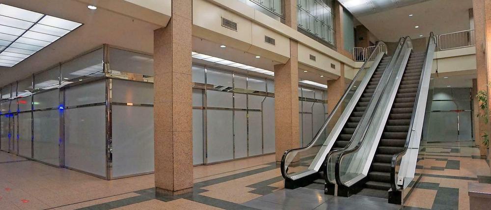 Sichtschutz. Amazon verbirgt sein Warenlager neben den verwaisten Rolltreppen im Ku'damm-Karree vor neugierigen Blicken.