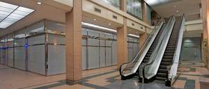 Sichtschutz. Amazon verbirgt sein Warenlager neben den verwaisten Rolltreppen im Ku'damm-Karree vor neugierigen Blicken.