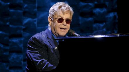 Mit seiner Musik begeistert Elton John noch immer Millionen. Jetzt muss er sich gegen unangenehme Vorwürfe zur Wehr setzen.