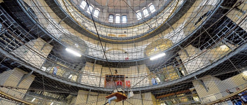 In Berlin ist in den vergangenen Jahren die Zahl der Gefängniszellen – hier ein Bild aus dem Mittelbau der Justizvollzugsanstalt Moabit – drastisch reduziert worden.