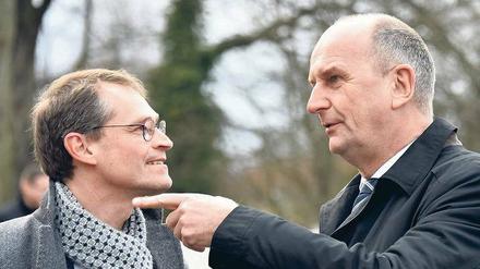 Zu Dir oder zu mir? Die Regierungschefs aus Berlin und Brandenburg, Müller (l.) und Woidke wollen die Flüchtlinge besser verteilen. Jetzt könnte das gelingen. 