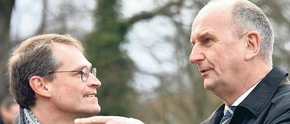 Zu Dir oder zu mir? Die Regierungschefs aus Berlin und Brandenburg, Müller (l.) und Woidke wollen die Flüchtlinge besser verteilen. Jetzt könnte das gelingen. 
