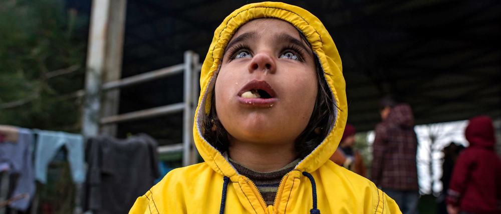 Ein Flüchtlingskind in der Nähe des griechisch-mazedonischen Grenzortes Idomeni.